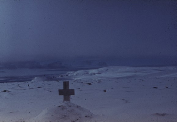 Крест на о. Беннета. 1987 год Крест на о. Беннета. 1987 год